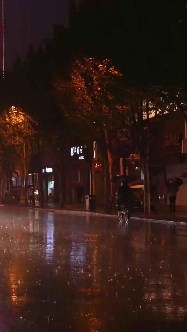 城市下雨夜晚道路交通汽车灯光街景素材视频的预览图