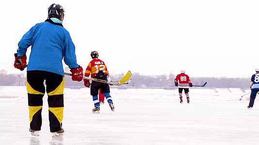 冬季冰面冰球运动【该视频无肖像权，请勿商用】视频的预览图