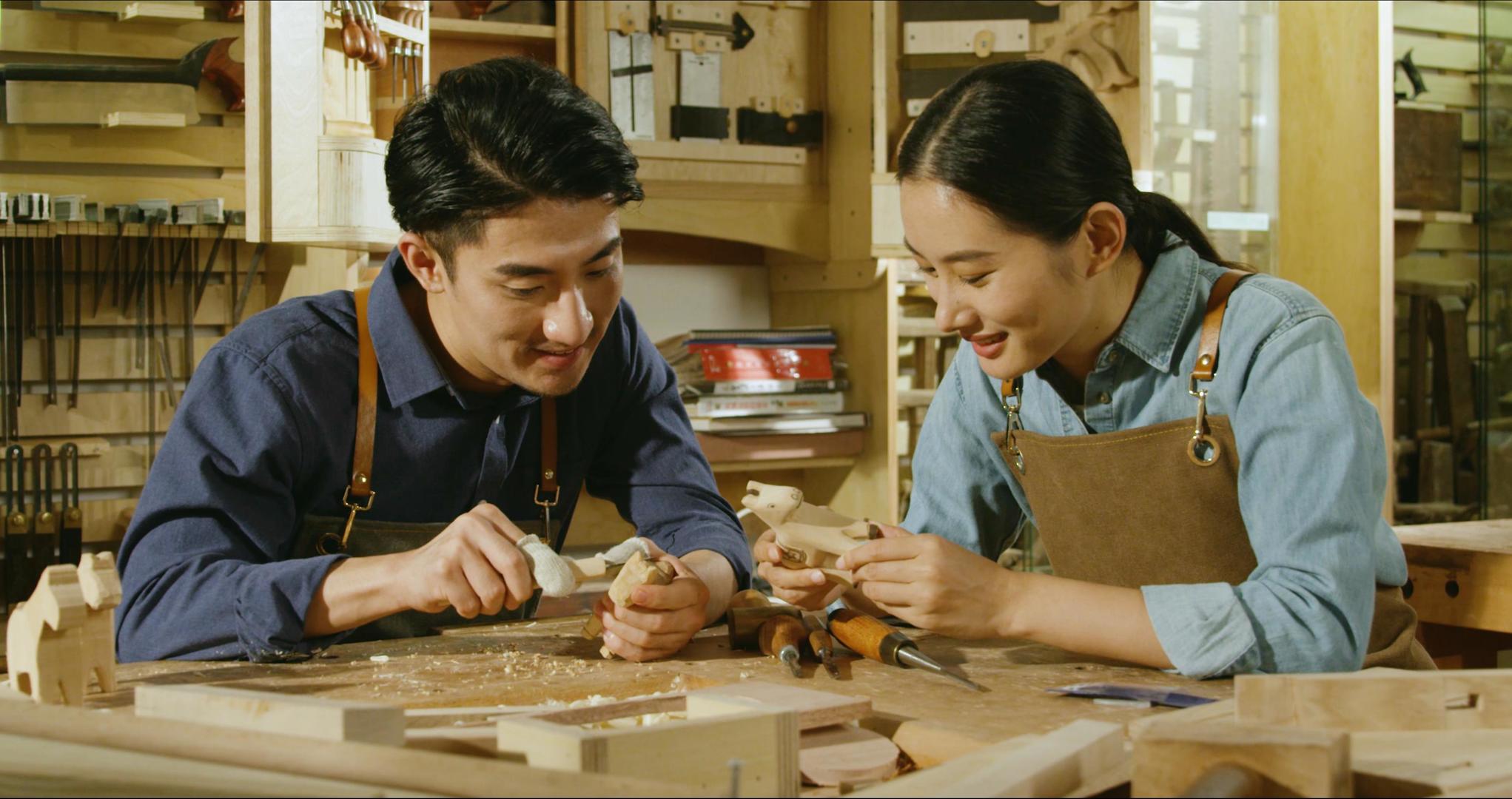 4k两个做木刻的工匠正在交流升格视频视频的预览图