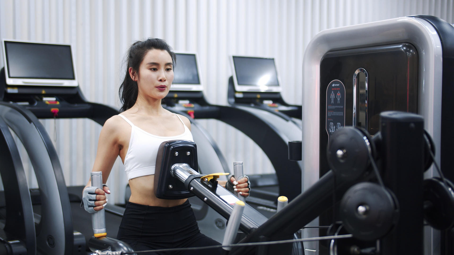 4k实拍美女健身房健身使用运动器材跑步视频的预览图