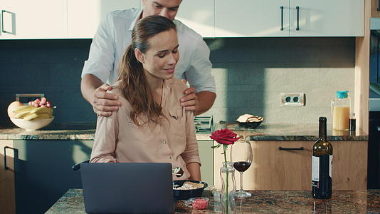 幸福的夫妇在豪华厨房喝酒视频的预览图