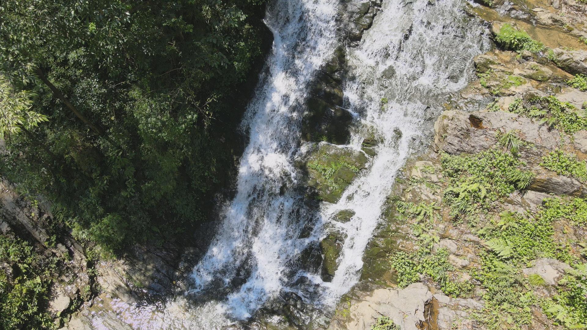 航拍国家5A级旅游景区重庆黑山谷神龙洞瀑布溪流视频的预览图