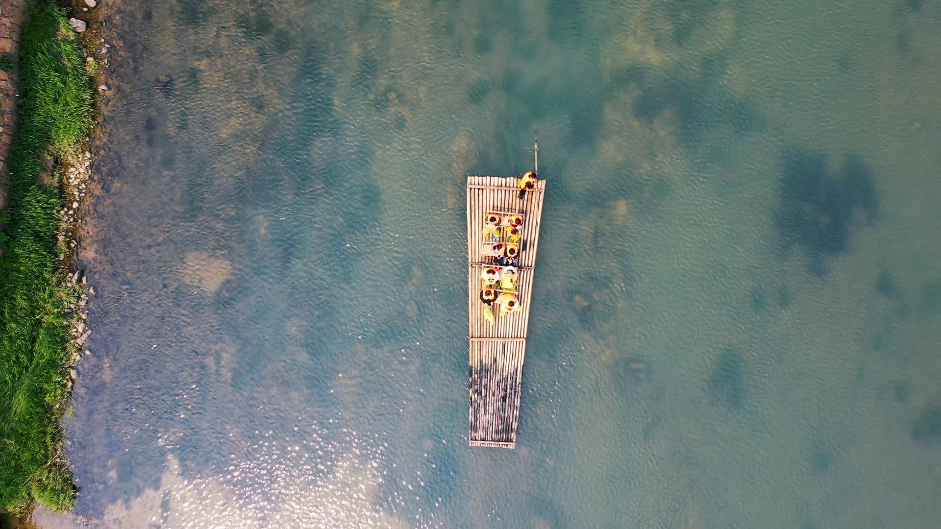 4K航拍径山镇双溪漂流景点竹筏漂流视频的预览图