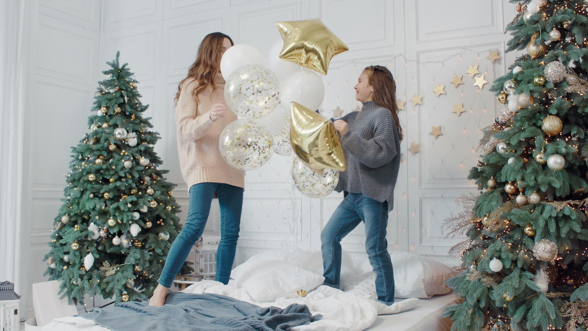 母女在房间里面玩装饰气球庆祝圣诞节视频的预览图