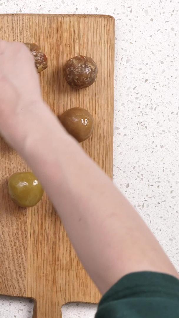 豆沙月饼搓馅团视频的预览图