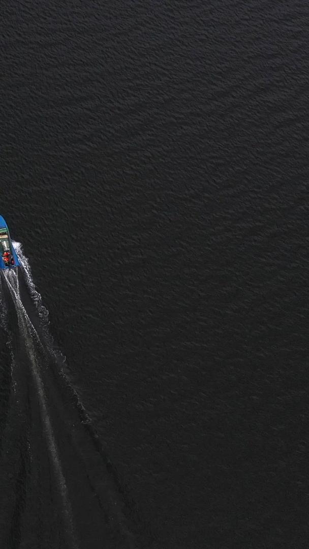 一艘快艇在第聂伯河上飞驰视频的预览图