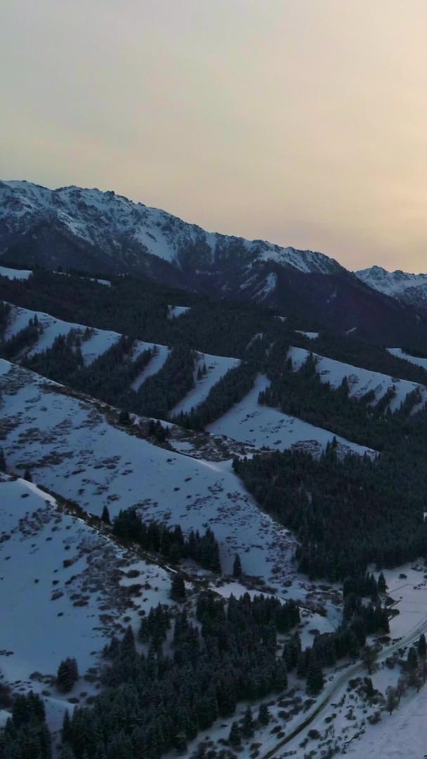 日出航拍在天山山脉视频的预览图