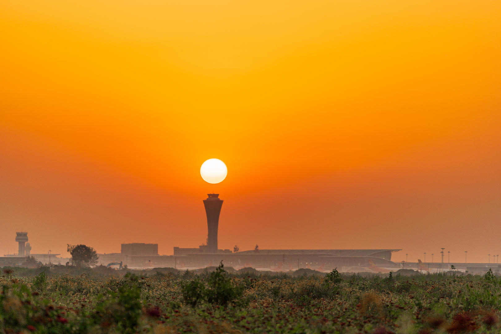 8k西安咸阳国际机场日出塔台视频的预览图