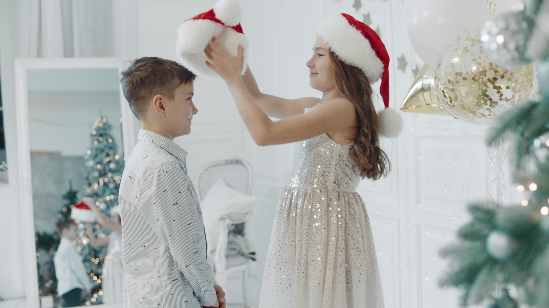 在圣诞树霞里幸福的姐姐和哥哥拥抱在一起视频的预览图