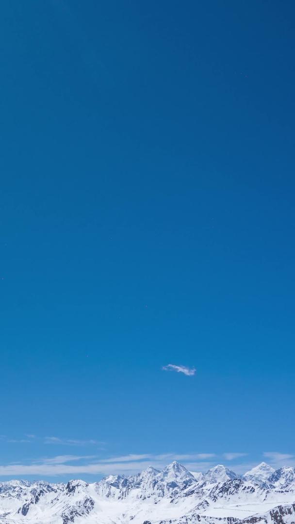 延时云川西4000米雪山顶视频的预览图