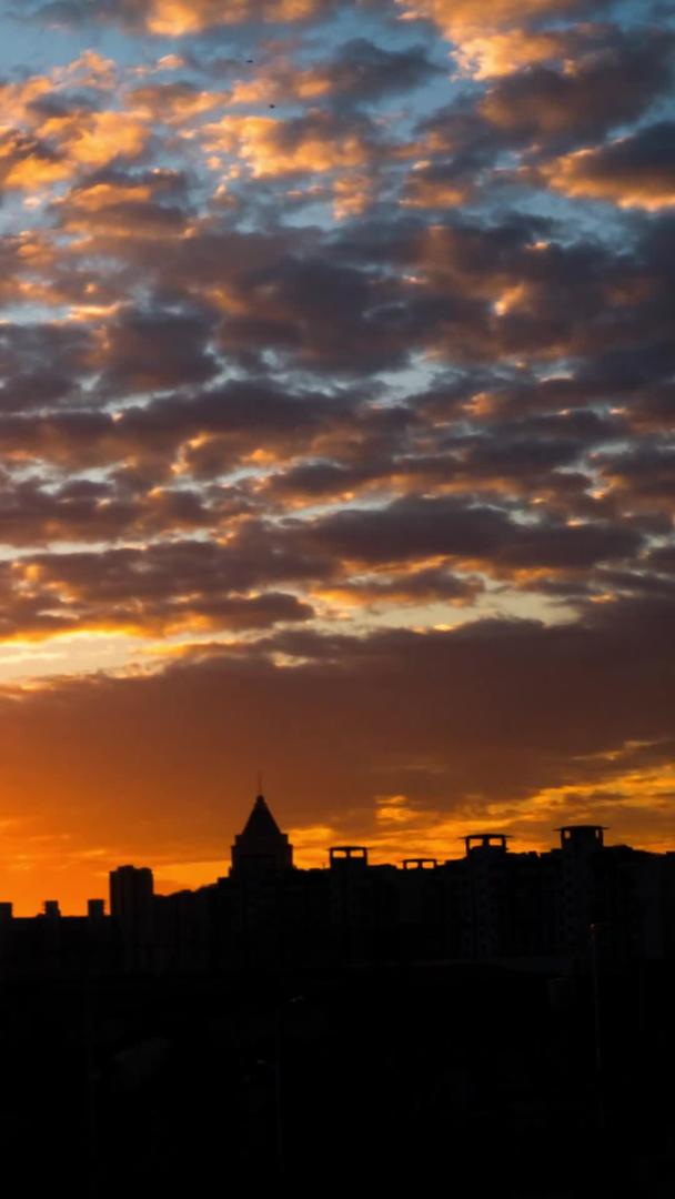 实拍城市早晨晨光日出延时摄影视频的预览图