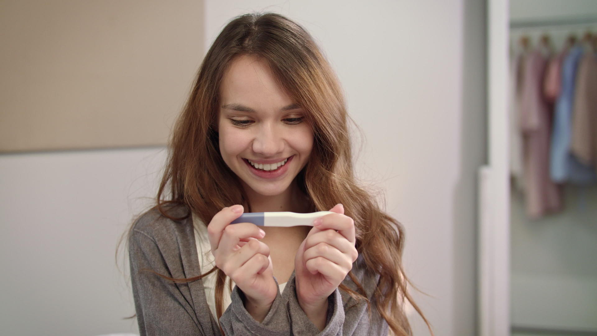 快乐女性接受阳性妊娠测试视频的预览图