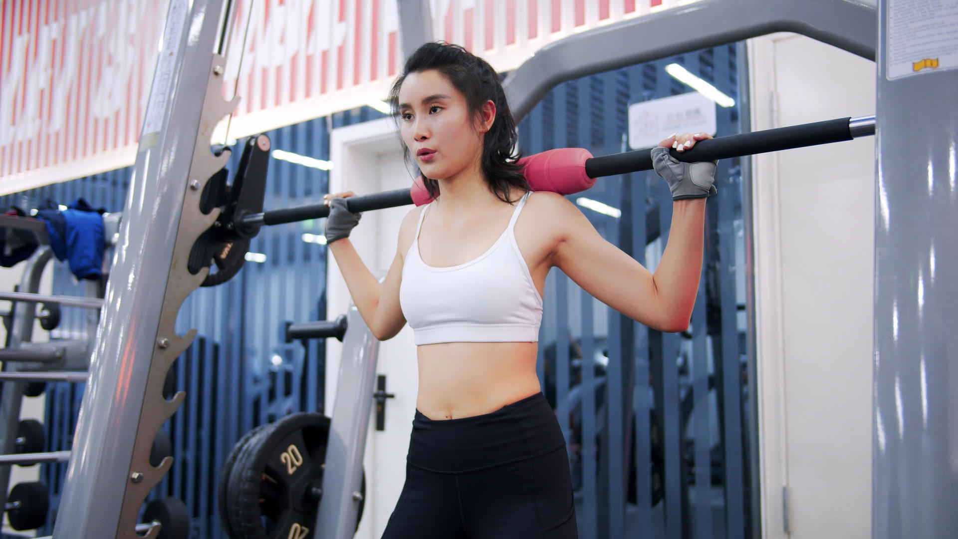 4k实拍健身房美女使用运动器材锻炼二头肌视频的预览图