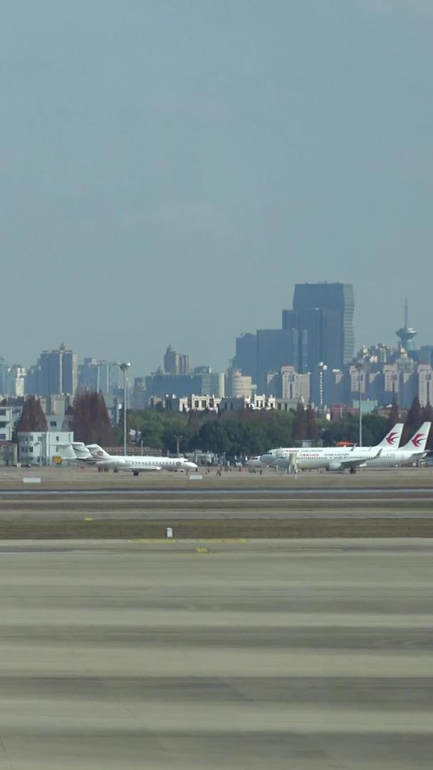 繁忙的机场上海虹桥机场视频的预览图