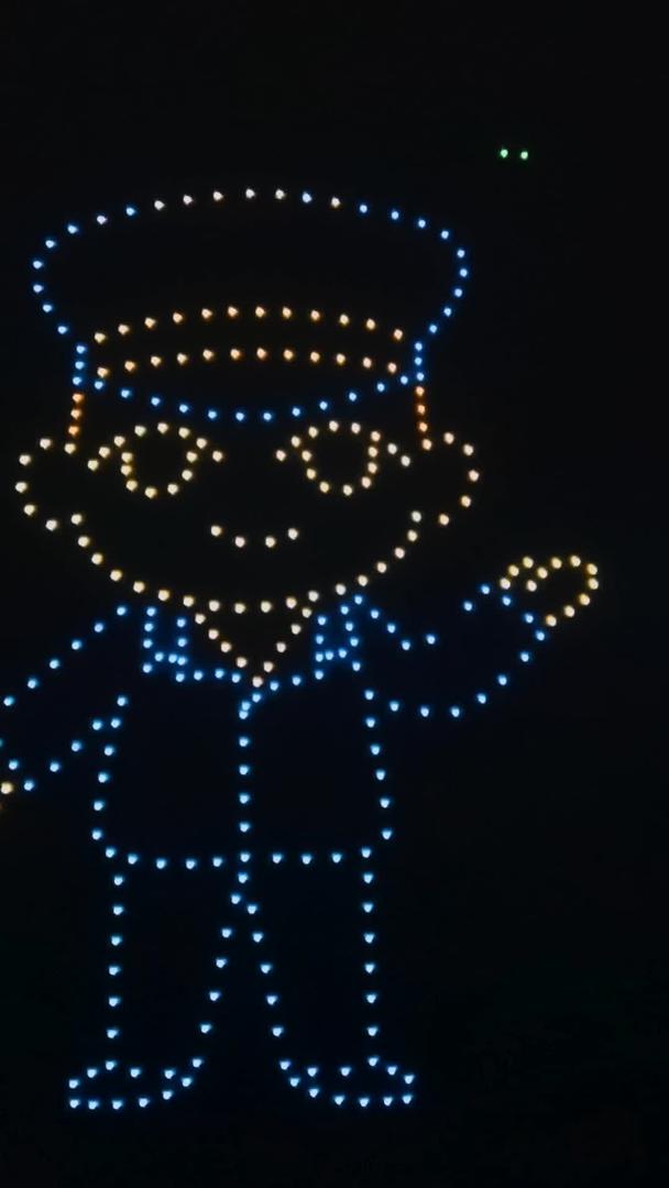 无人机夜空灯光秀机长及无人机礼物造型视频的预览图