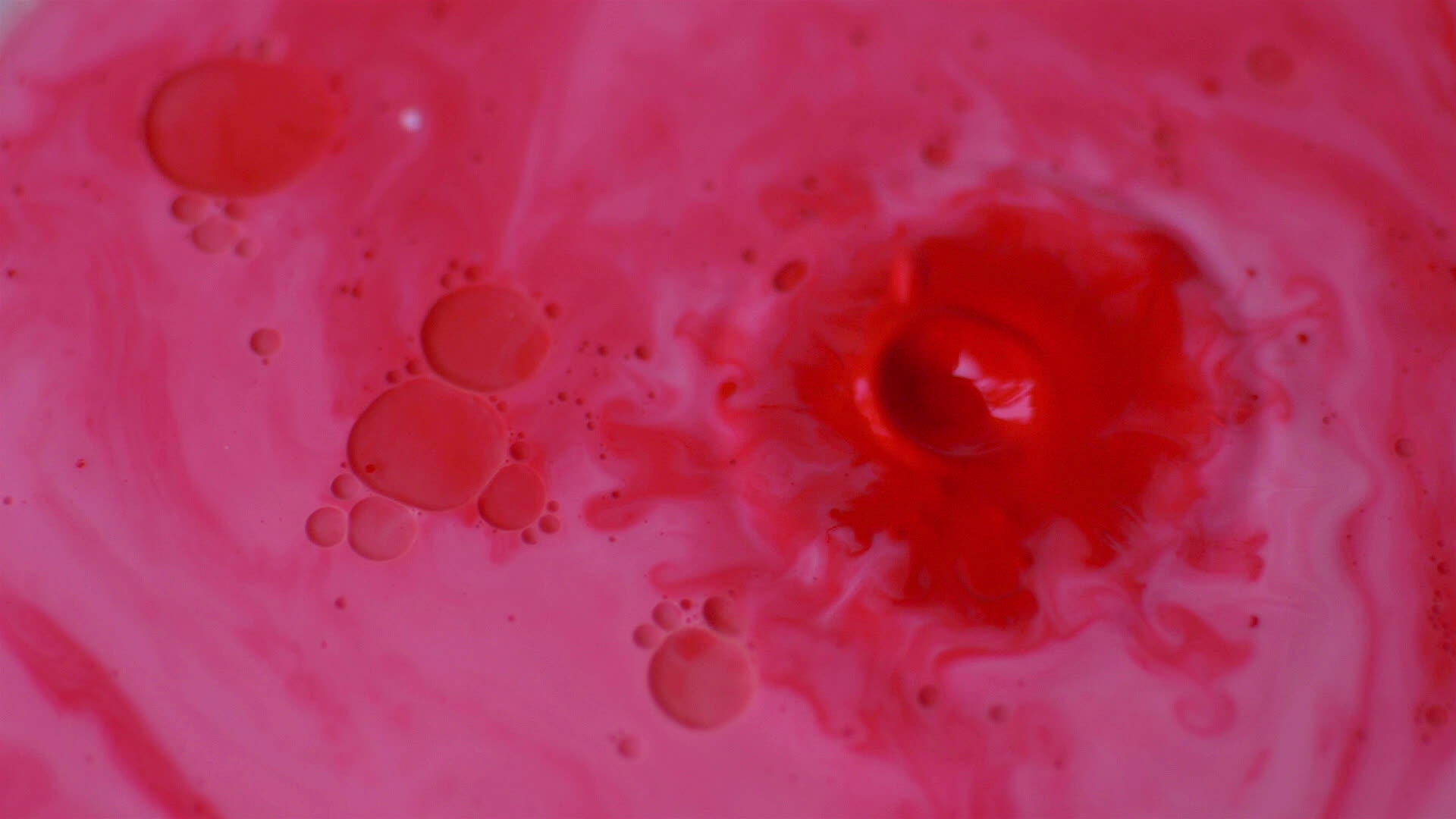 粉色系彩色涂料在缓慢的运动中落下视频的预览图