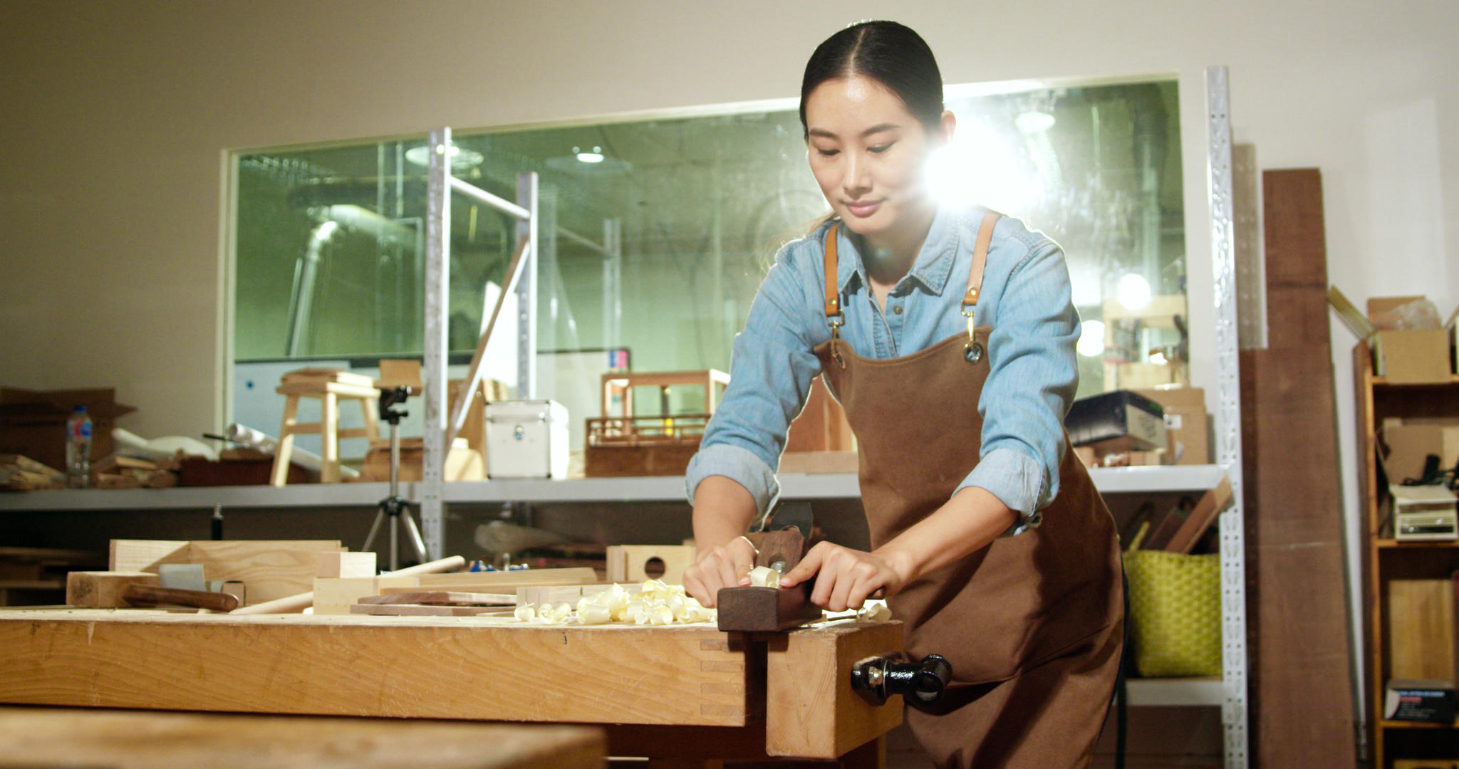 4k女工匠木匠刨木头动作视频的预览图