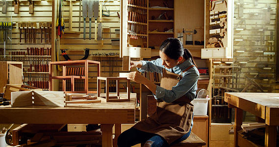 4k女工匠手工艺人正在制作木制品升格视频视频的预览图