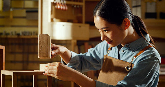 4K女工匠制作木制品特写视频的预览图