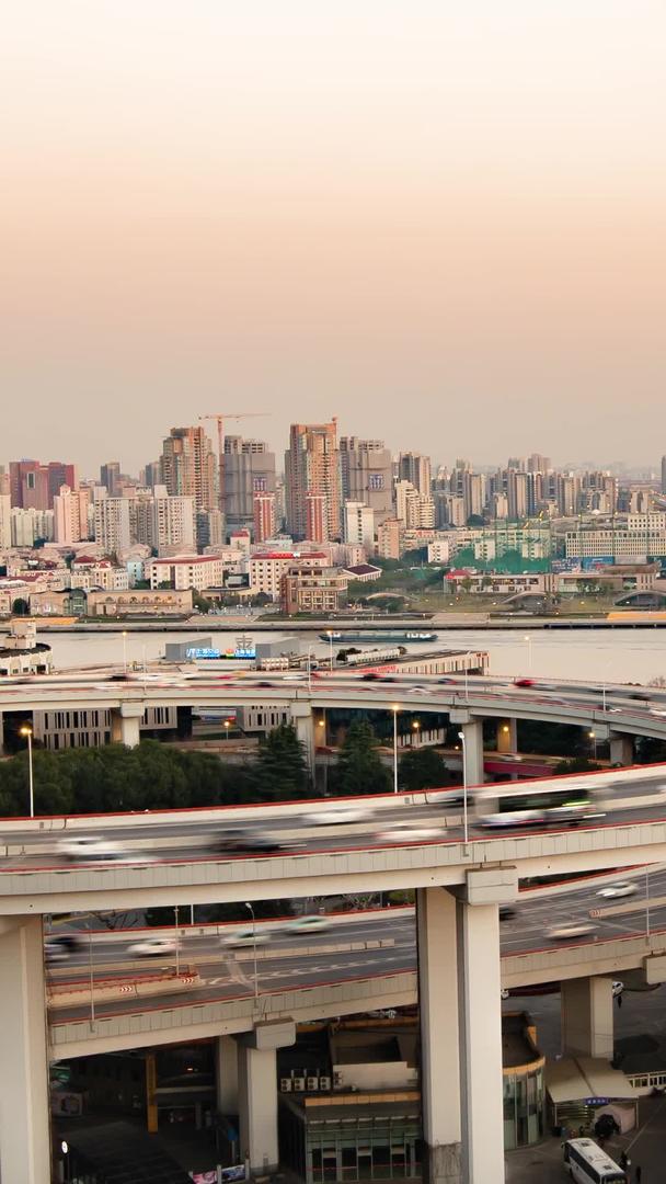 上海南浦大桥地标交通黄昏交通延迟摄影视频的预览图