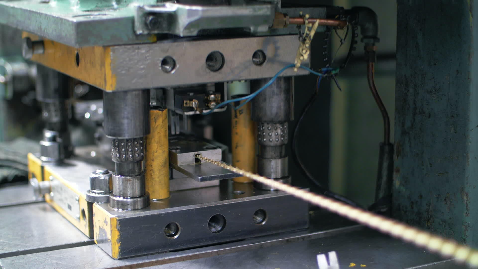 工厂生产金属链工业机械视频的预览图