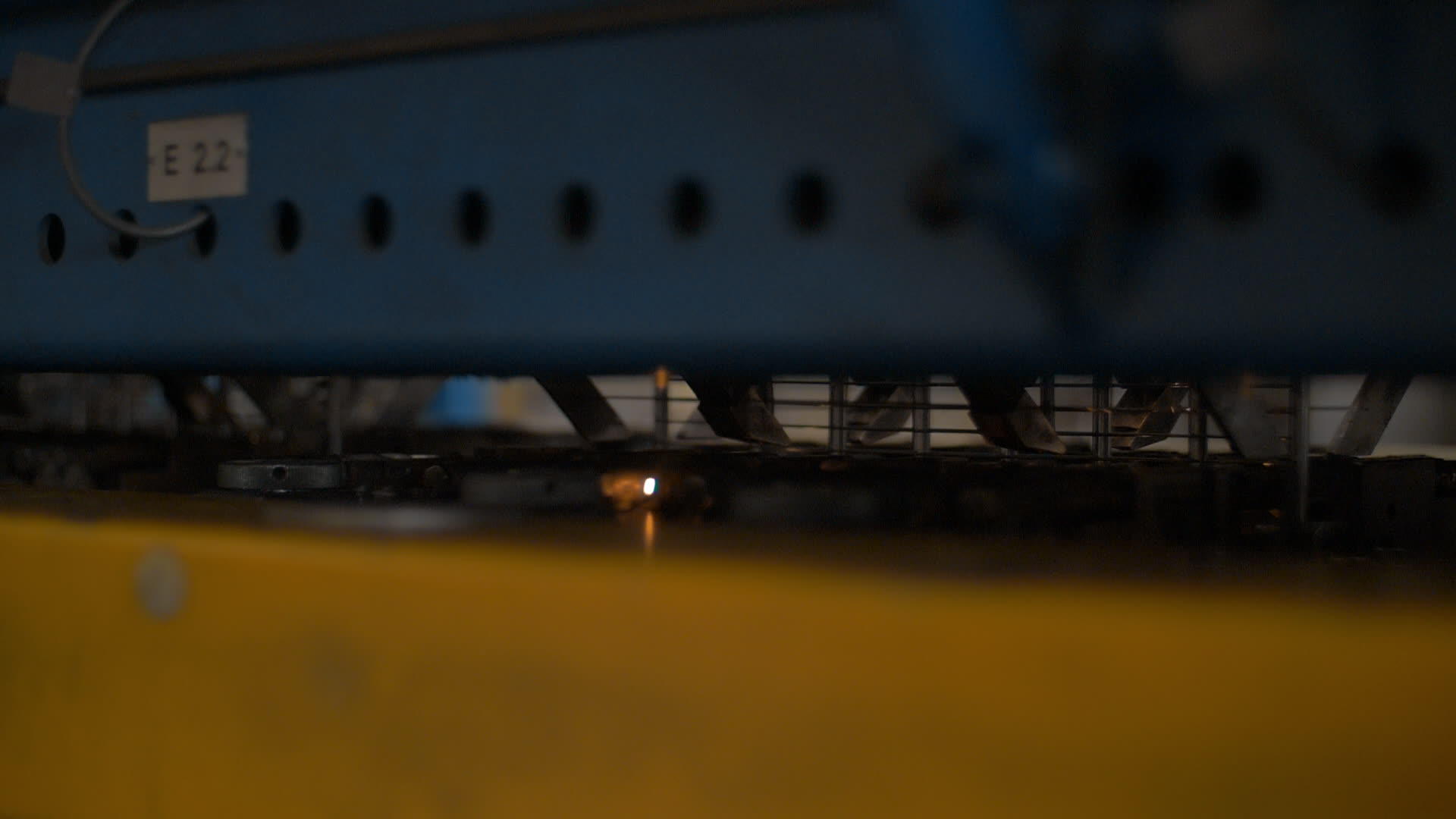 工业机械在金属加工厂焊接工业机械视频的预览图