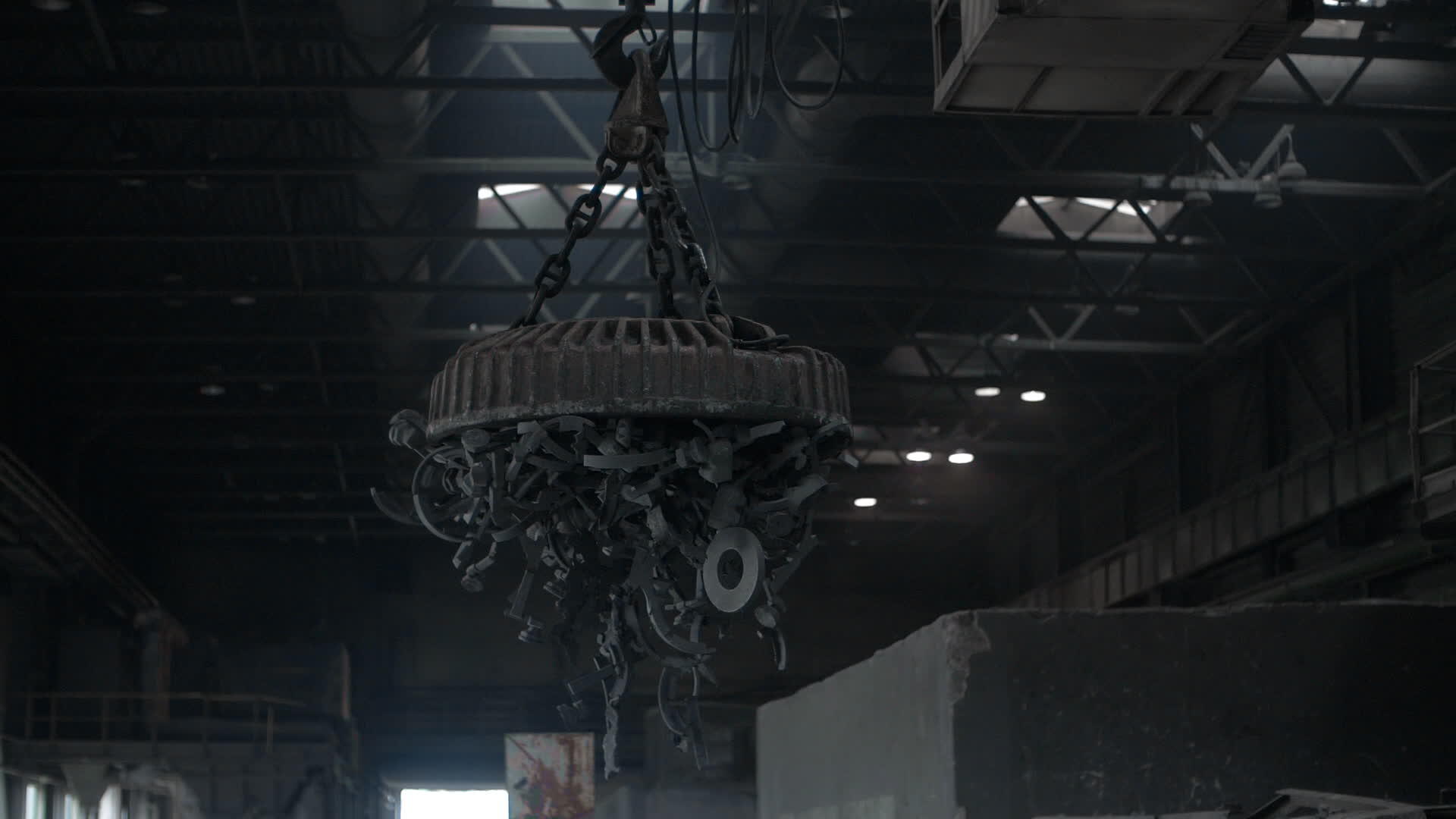 废金属的工业磁性提升视频的预览图