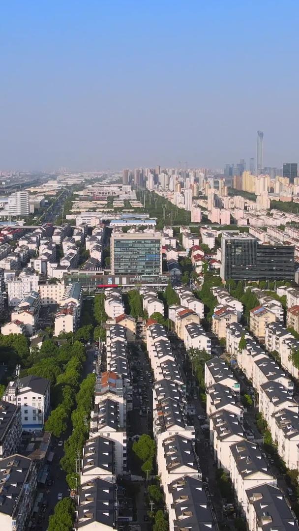 城市天际线建筑群航拍视频的预览图