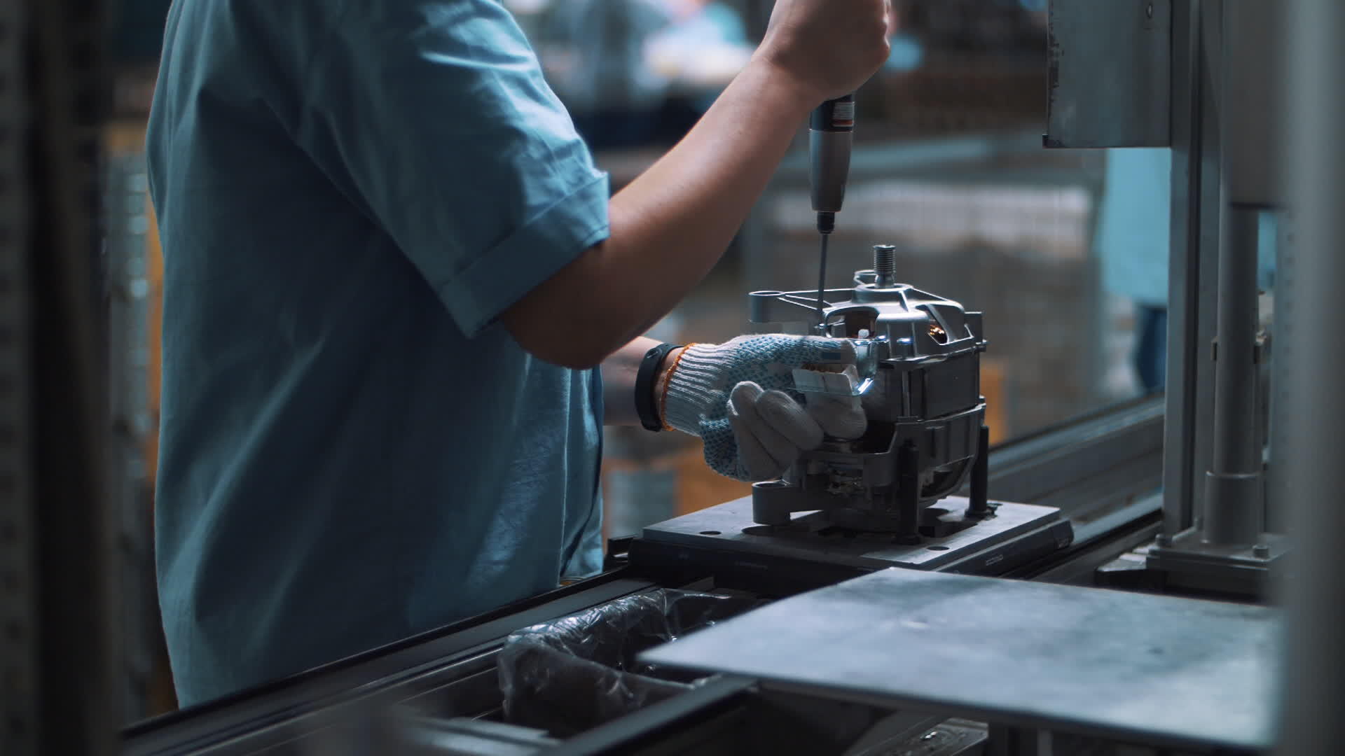 工业人员在工厂自动输送机上组装金属电器视频的预览图