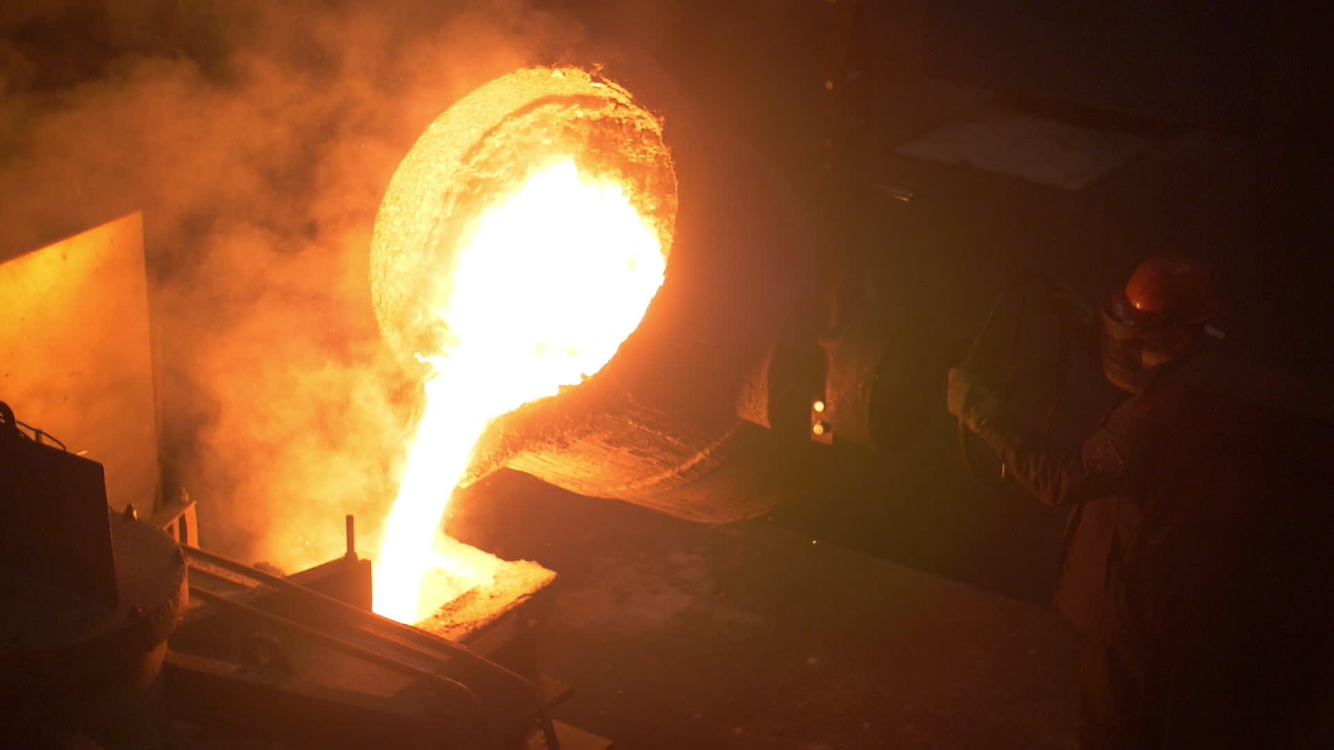 冶金厂的工人铸造金属视频的预览图