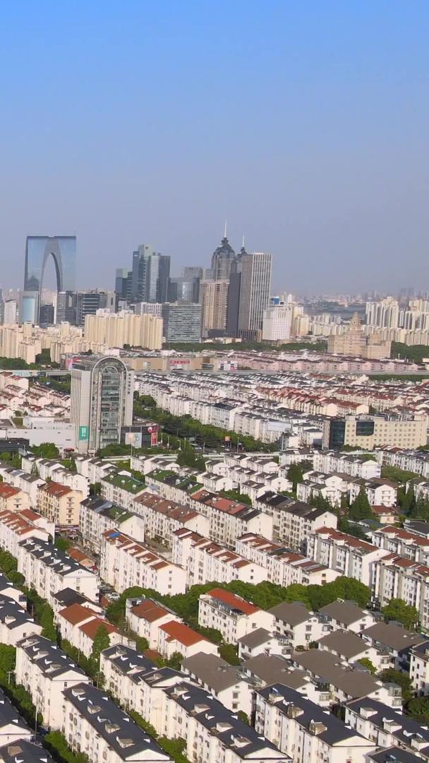 城市天际线建筑群航拍视频的预览图