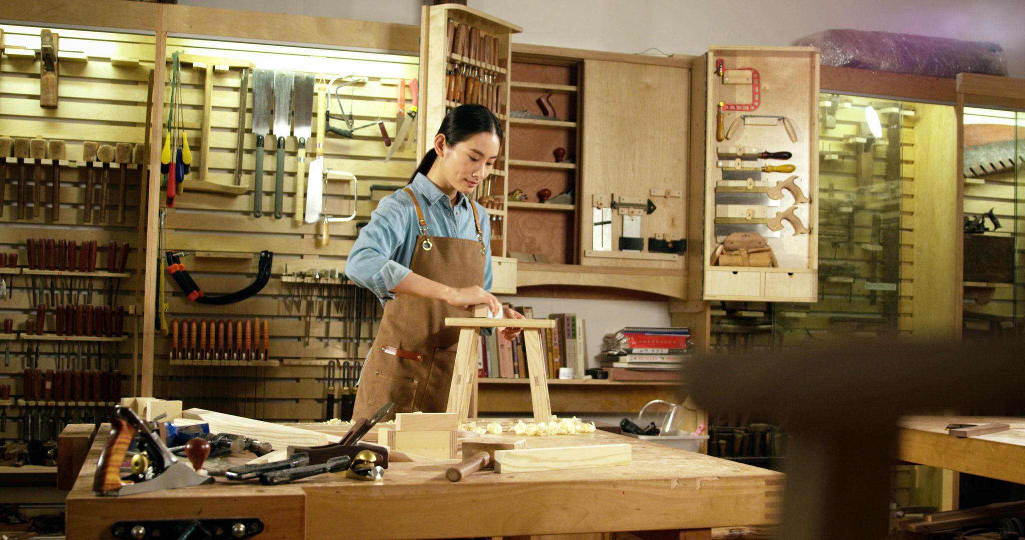 4k女木匠工匠师打磨木制品视频的预览图
