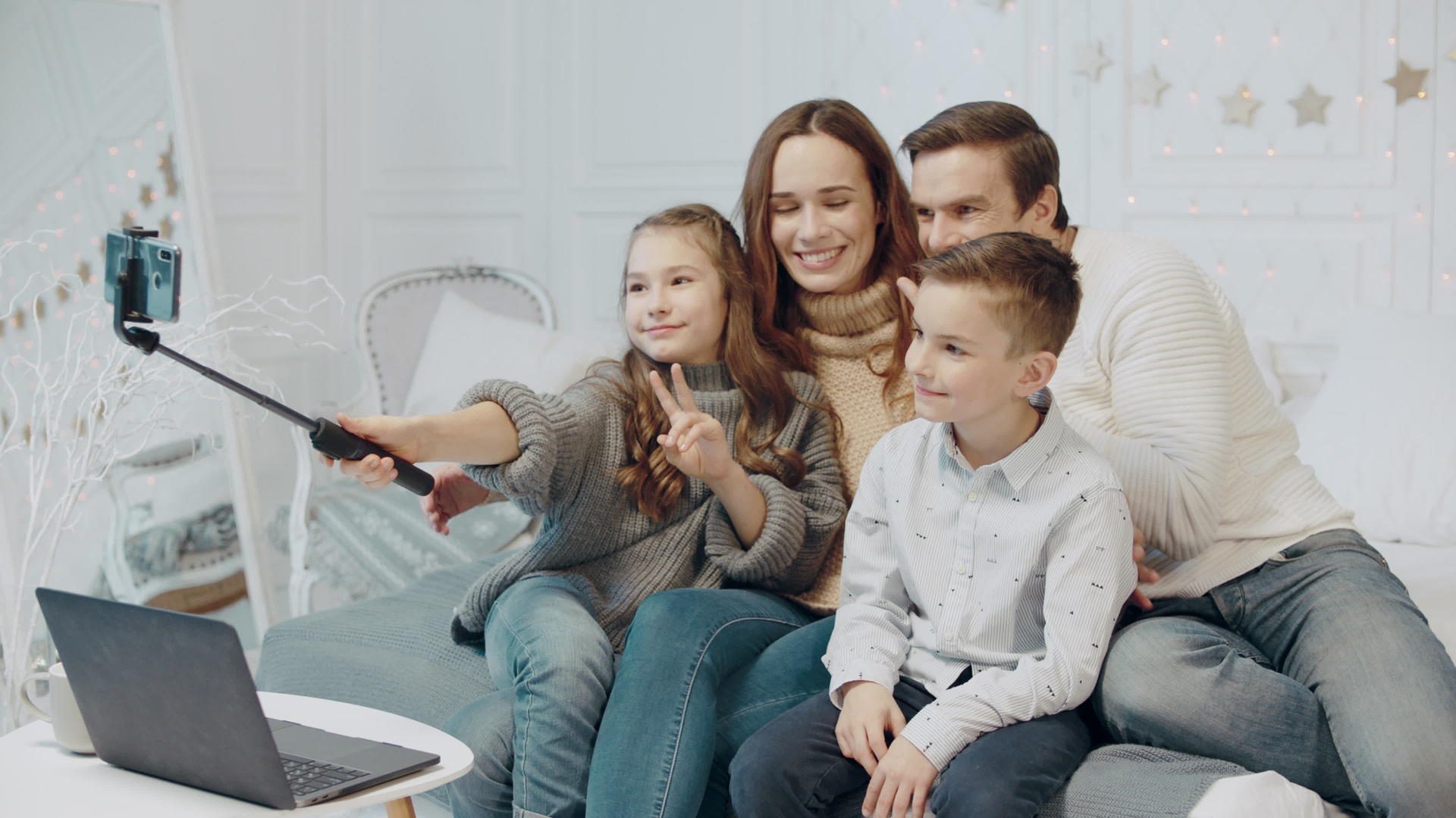 快乐的家庭在私人住宅中假装移动照片视频的预览图
