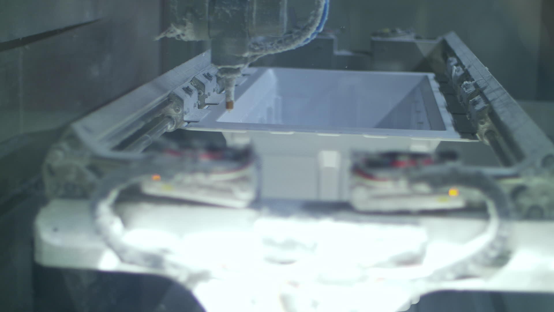 激光切割工厂的塑料材料视频的预览图