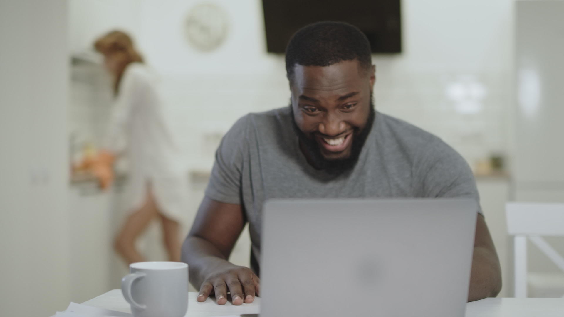 黑人男子坐在露天厨房里微笑着视频的预览图
