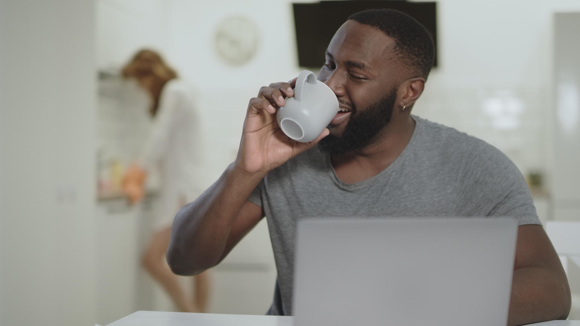 男人在家工作喝咖啡视频的预览图