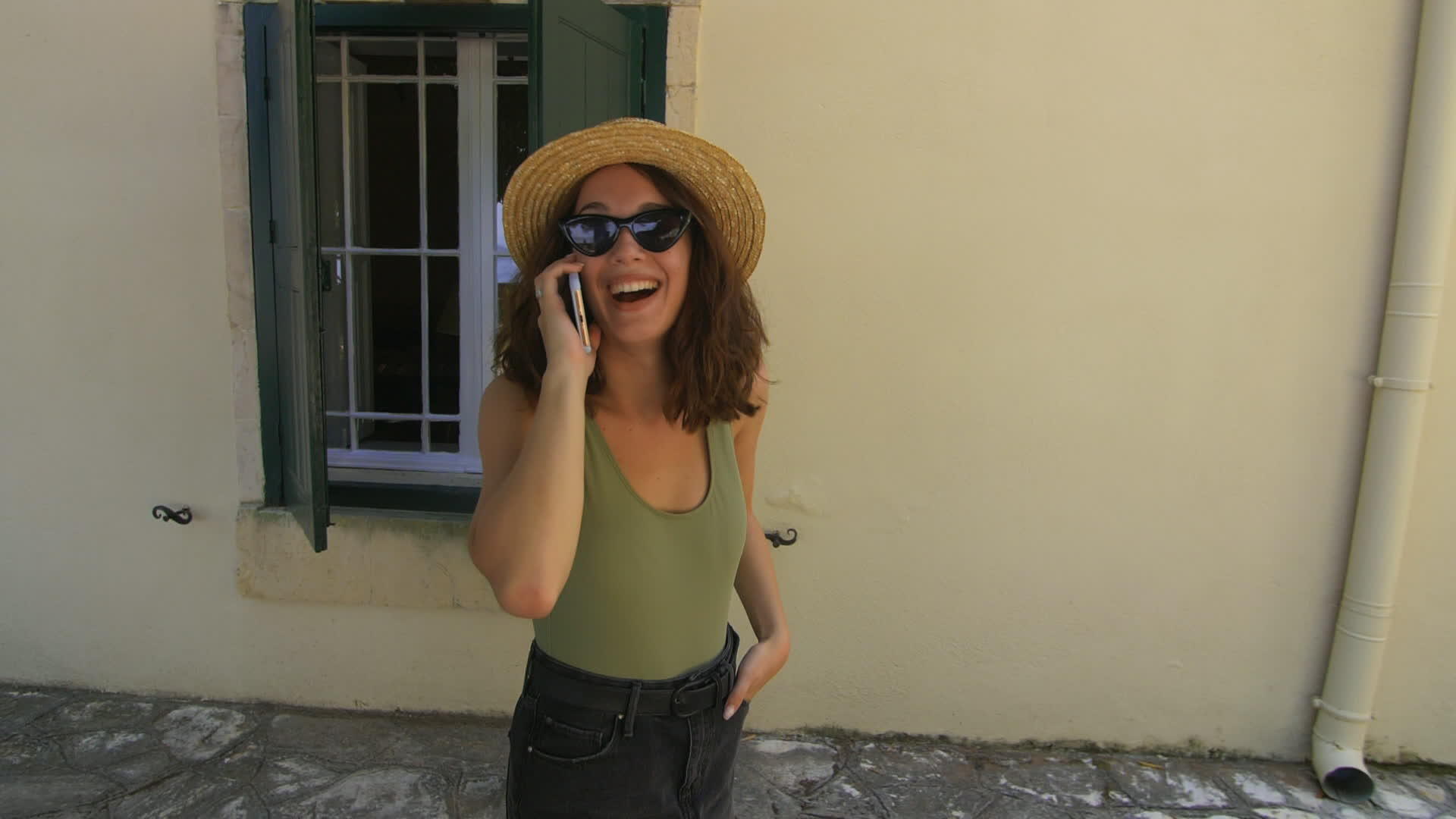 笑女人在街上打电话打电话视频的预览图