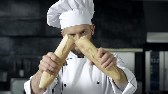 男厨师用慢动作打破法国面包视频的预览图