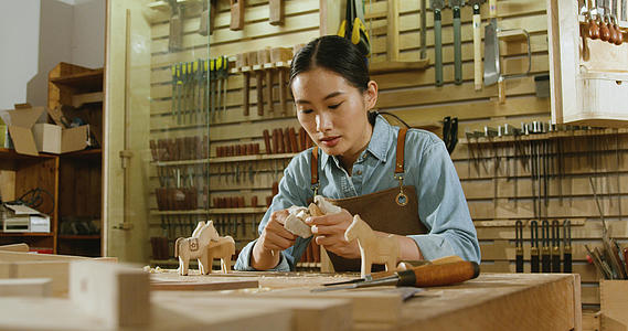 4k女木匠在木工房做木雕视频的预览图