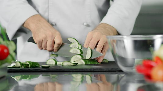 男厨师切割新鲜蔬菜视频的预览图
