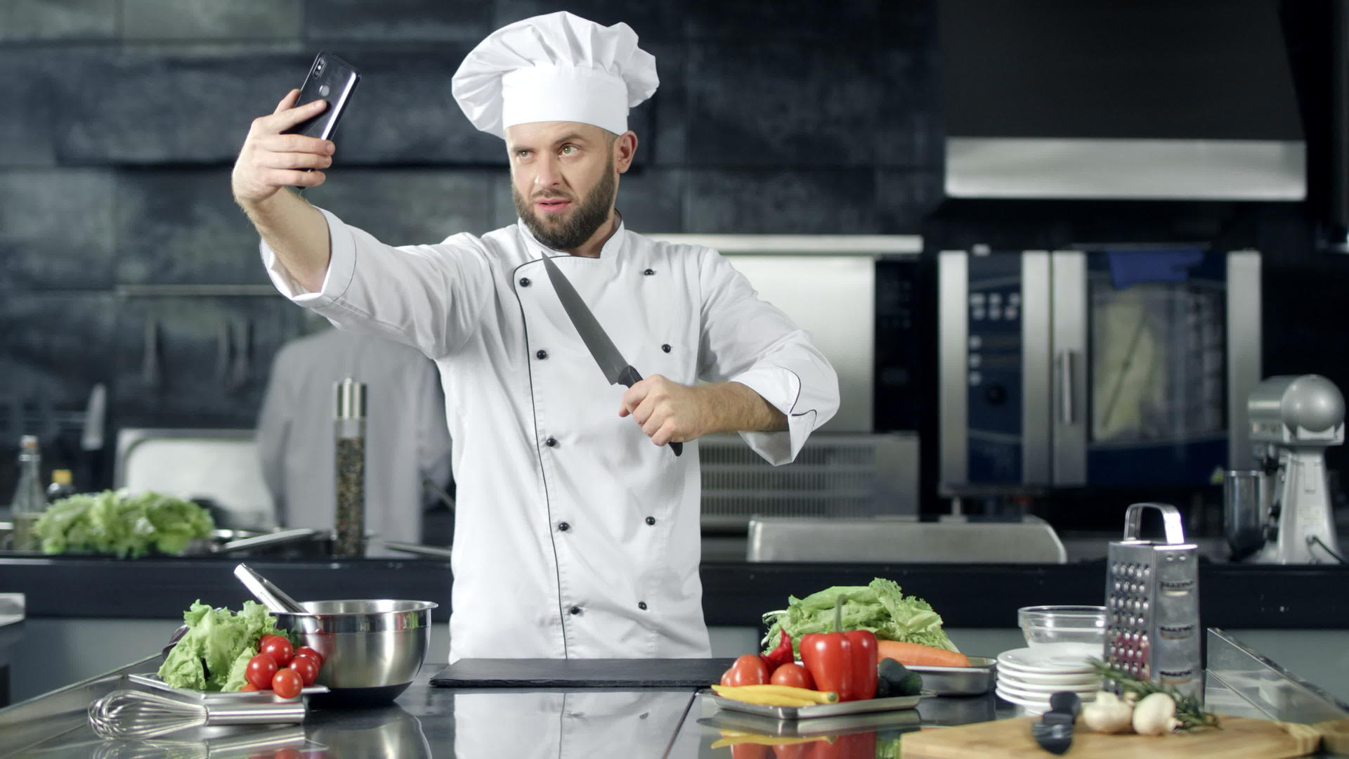 男厨师在厨房自拍视频的预览图