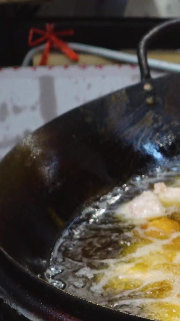 食品生活制作油炸肉丸素材视频的预览图