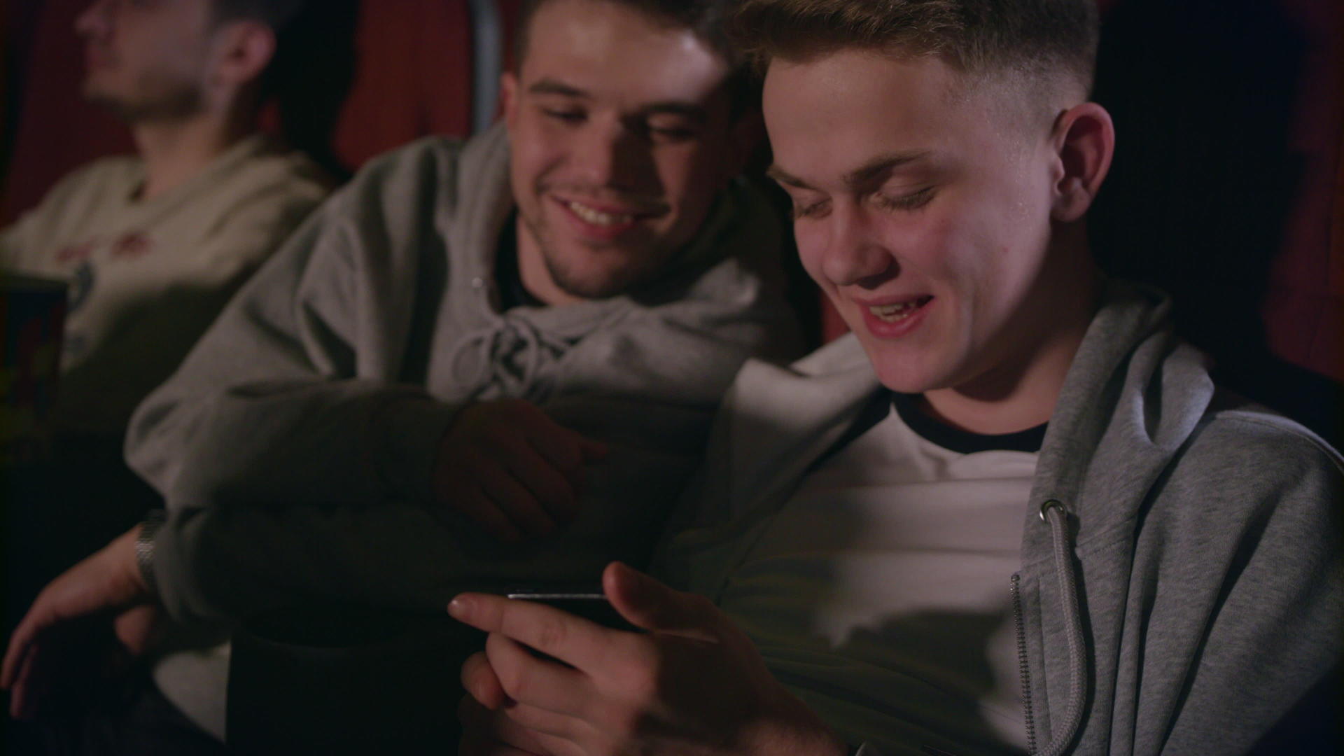 男性朋友在电影院玩手机的乐趣视频的预览图