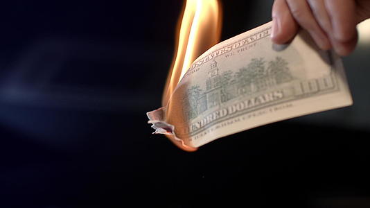 男人用手烧纸币视频的预览图