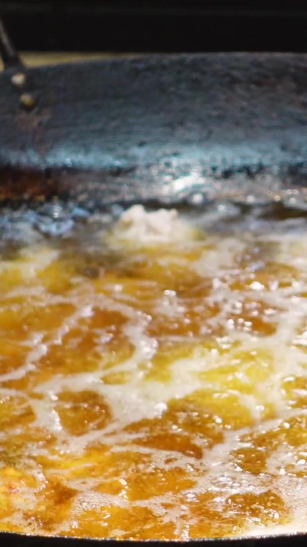 食品生活制作油炸肉丸素材视频的预览图