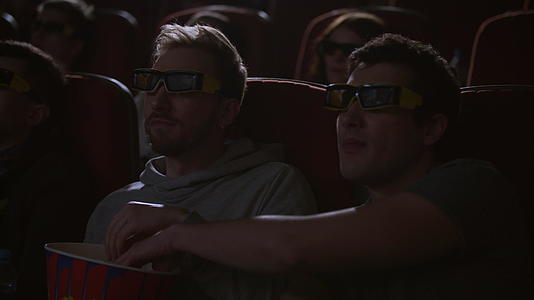 男人在3D电影院吃爆米花视频的预览图