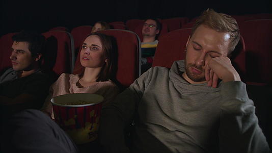 男人睡在电影院视频的预览图