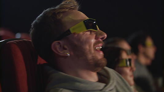 男人在电影院摘下电影眼镜视频的预览图