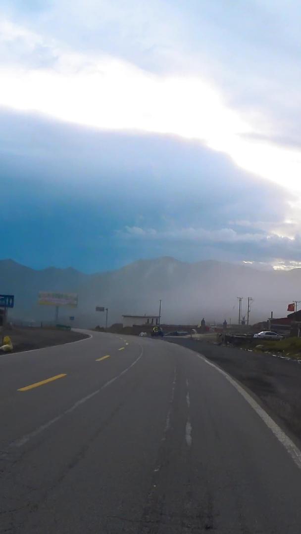 藏区公路行驶视角视频的预览图