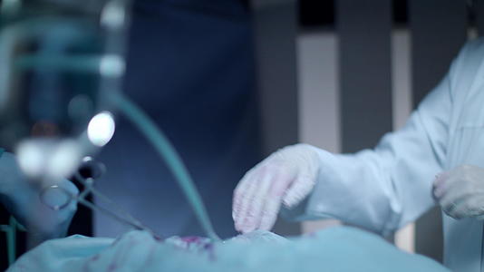 手术室的外科医疗队视频的预览图